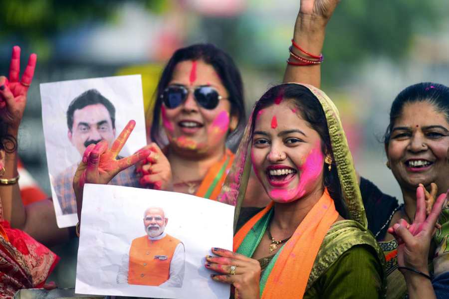 মধ্যপ্রদেশে বিজেপির প্রার্থিতালিকায় ছিলেন তিন কেন্দ্রীয় মন্ত্রী-সহ সাত সাংসদ। তাঁদের পাঁচ জন জিতেছেন নরেন্দ্র মোদীর মন্ত্রীদের মধ্যে দামোহের সাংসদ প্রহ্লাদ পটেল (নরসিংপুর) এবং মোরেনার সাংসদ নরেন্দ্র সিংহ তোমর (দিমানি) জিতেছেন। কিন্তু ২০০৮ সালে লোকসভায় প্রশ্ন-ঘুষ মামলায় অভিযুক্ত মান্ডলার সাংসদ ফগ্গন সিংহ কুলস্তে নিওয়াস বিধানসভা কেন্দ্রে হেরে গিয়েছেন।