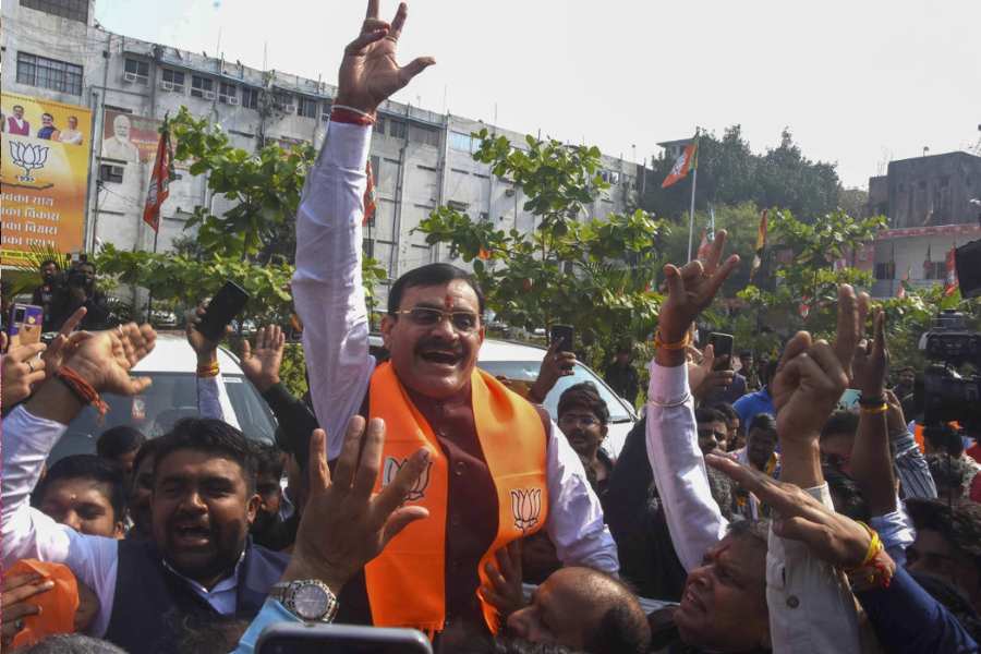 মধ্যপ্রদেশের পড়শি রাজ্য ছত্তীসগঢ়ে কেন্দ্রীয় মন্ত্রী তথা সরগুজার সাংসদ রেণুকা সিংহ জিতেছেন ভরতপুর সোনহাট কেন্দ্রে। জয়ী হয়েছেন বিজেপির রাজ্য সভাপতি তথা বিলাসপুরের সাংসদ অরুণ সাউ (লোরমি) এবং রায়গড়ের সাংসদ গোমতী সাইও (পাতালগাঁও)। অরুণ এবং গোমতী লোকসভার স্পিকার ওম বিড়লার কাছে পদত্যাগপত্র পেশ করেছেন বুধবার। 