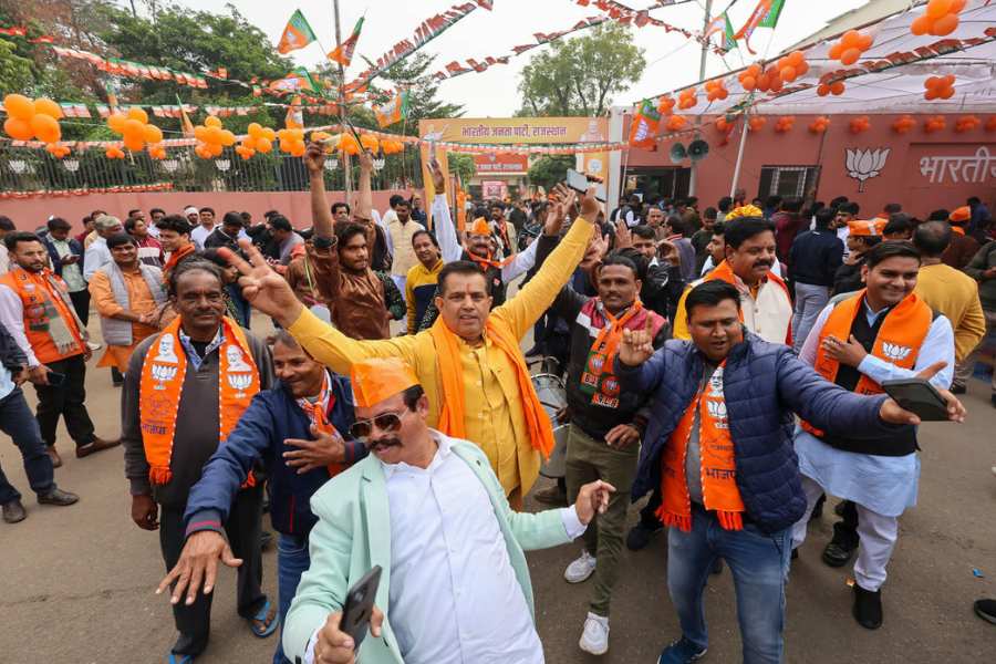 যদিও দক্ষিণ ভারতের রাজ্য তেলঙ্গানায় বিজেপি তিন সাংসদকে প্রার্থী করে সাফল্য পায়নি। আদিলাবাদের সাংসদ সোয়াম বাপু রাও বোয়াথ বিধানসভা আসনে এবং নিজামাবাদের সাংসদ ধর্মপুরী অরবিন্দ কোরাটলা বিধানসভায় হেরেছেন। করিমনগরের সাংসদ তথা বিজেপির প্রাক্তন রাজ্য সভাপতি বান্দি সঞ্জয় কুমারও করিমনগর সদর বিধানসভা কেন্দ্রে পরাস্ত হয়েছেন।