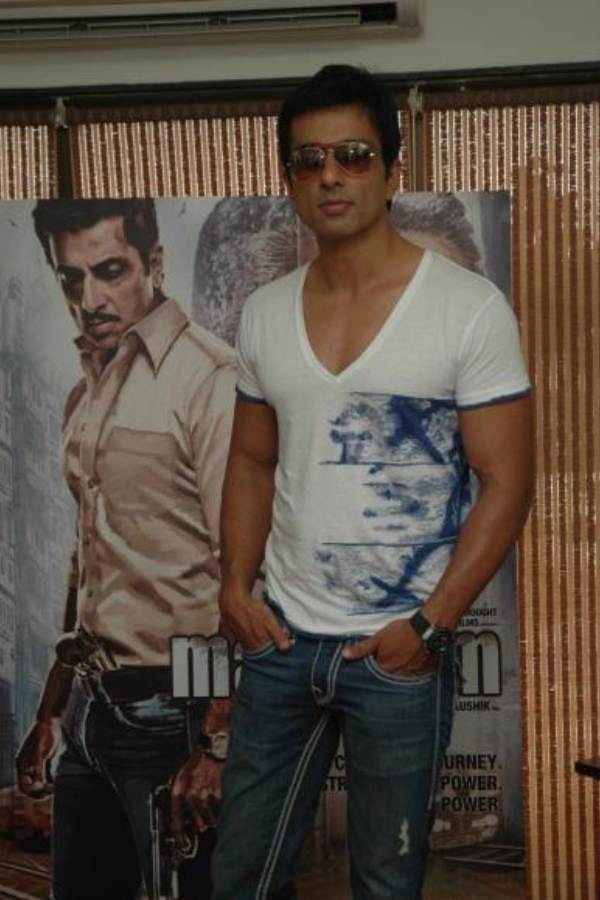 এঁদেরই এক জন পল্লবের সঙ্গে কথা বলে জানান, দেশের স্বাস্থ্যমন্ত্রী দেখা করেছেন পল্লবের সঙ্গে। তাঁর বাবার চিকিৎসায় সব রকম সাহায্যের প্রতিশ্রুতি দিয়েছেন তিনিও। তবে বলিউড অভিনেতা সোনুর দ্রুত প্রতিক্রিয়া এবং ভরসা জাগানো আশ্বাসের প্রশংসা করেছেন সকলেই।