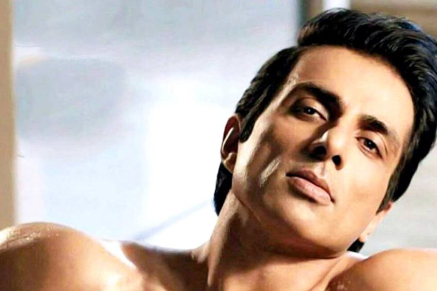 পল্লব জানিয়েছেন, তাঁর চার সদস্যের পরিবারে তিনি ছাড়া রয়েছেন বাবা-মা আর বোন। মা এমসেই স্নায়ুজনিত রোগের চিকিৎসার জন্য দীর্ঘ দিন ধরে ভর্তি। তাঁর চিকিৎসায় খরচ হয়েছে লাখ লাখ টাকা। আর এ বার বাবাও অসুস্থ।