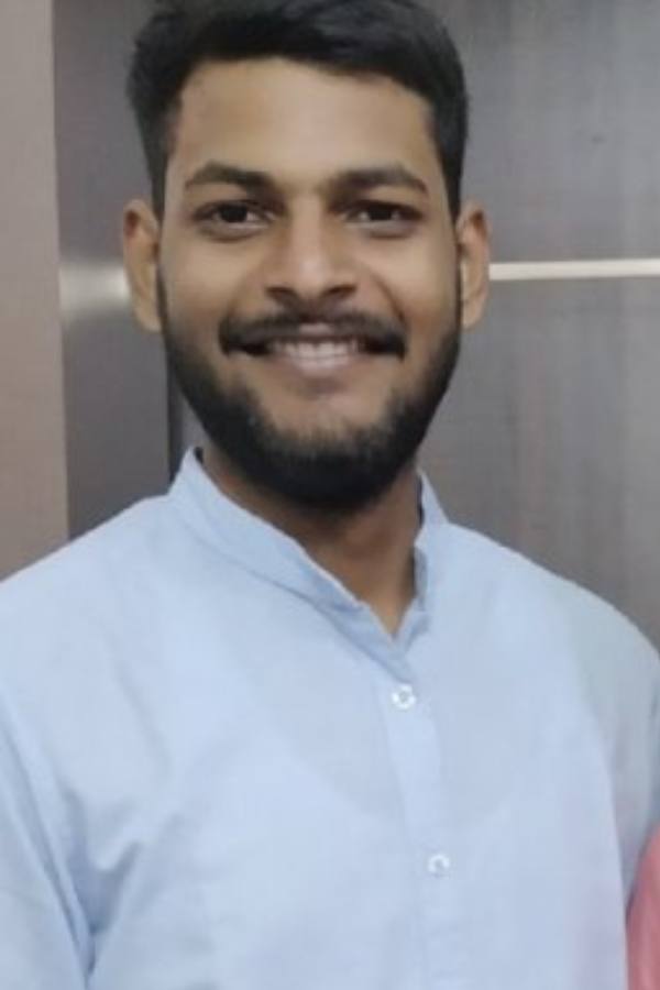 পল্লব লিখেছেন কী ভাবে এই পরিস্থিতিতেও তিনি বেঁচে আছেন, তিনি জানেন না। কিন্তু আপাতত বাবা-মাকে হারানোর মতো মনের অবস্থা নেই তাঁর। পল্লবের এই পোস্ট দেখার কিছু পরেই বলিউড অভিনেতা সোনু যোগাযোগ করেন পল্লবের সঙ্গে। সাহায্যের কথা জানিয়ে পোস্ট করেন কয়েক জন নেটাগরিকও। 