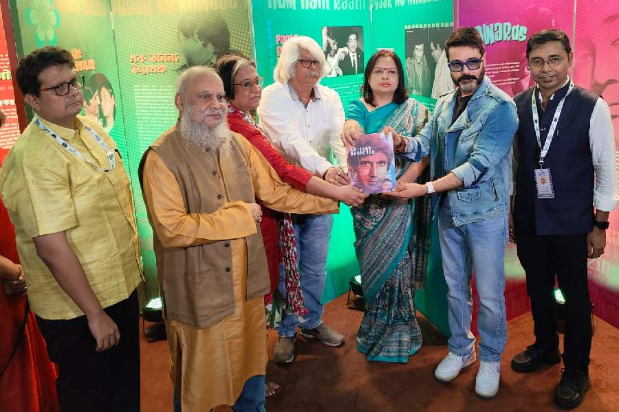 Actor Prosenjit Chatterjee shares his association with late superstar Dev Anand