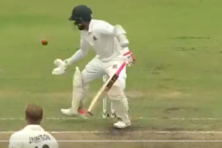 এ যেন যেচে হাঁড়ি কাঠে গলা দিতে যাওয়া। বুধবার এমন ঘটনাই ঘটালেন মুশফিকুর রহিম। হাত দিয়ে বল আটকে আউট হয়ে গেলেন মুশফিকুর। পোশাকি ভাষায় এর নাম ‘অবস্ট্রাক্টিং দ্য ফিল্ড’। মুশফিকুরই বাংলাদেশের প্রথম ক্রিকেটার যিনি এ ভাবে আউট হলেন। বুধবার নিউ জ়িল্যান্ডের বিরুদ্ধে দ্বিতীয় টেস্টের প্রথম দিনে এই ঘটনা ঘটেছে।