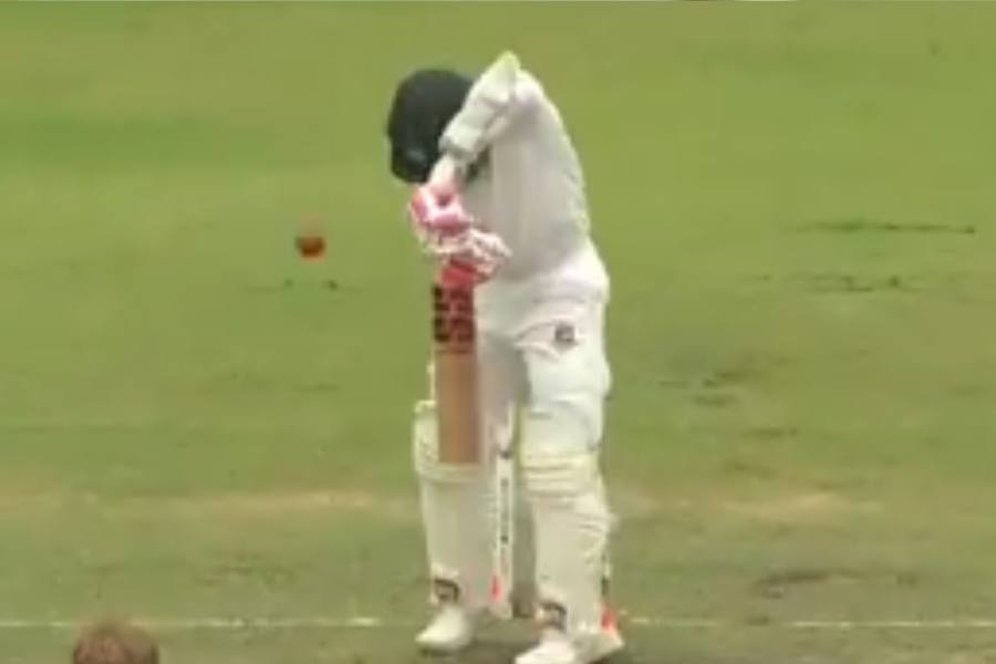 হাত দিয়ে বল আটকে আউট হলেন ব্যাটার। এখন কড়া সমালোচনার মুখে বাংলাদেশী ক্রিকেটার মুশফিকুর রহিম। ম্যাচের ৪১ তম ওভারে ঘটে এই ঘটনা। সেই নিয়ে কড়া সমালোচনাও করেন তামিম ইকবাল। কী বলেছেন তিনি?   