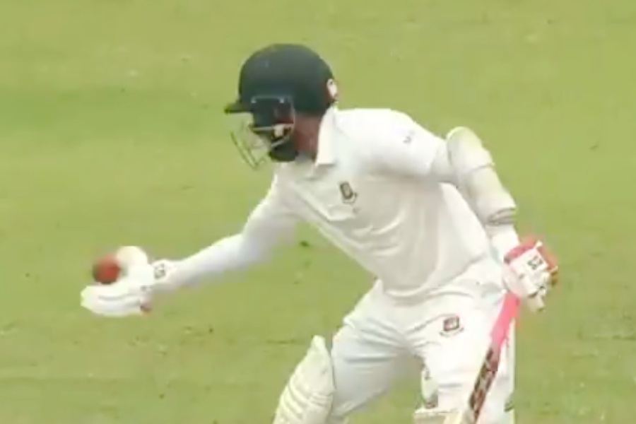 ম্যাচের ৪১তম ওভারে এই ঘটনা ঘটে। কাইল জেমিসনের একটি শর্ট লেংথ বল ক্রিজে দাঁড়িয়ে খেলেন মুশফিকুর। সেটি পিচে ড্রপ করে লাফিয়ে ওঠে। মুশফিকুর আচমকা সেই বল হাত দিয়ে ঠেলে সরিয়ে দেন।