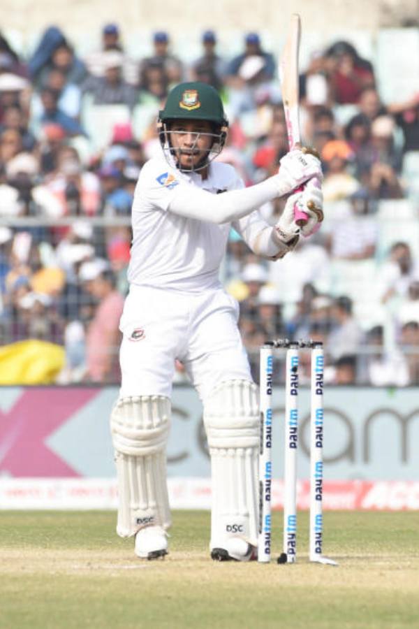 সেই বলটি উইকেটে লাগার সম্ভাবনা প্রায় ছিলই না। কিন্তু যে হেতু বলটি ‘ডেড’ হওয়ার আগেই মুশফিকুর ইচ্ছাকৃত ভাবে হাত দিয়ে সরিয়ে দেন, তাই নিউ জ়িল্যান্ডের ক্রিকেটারেরা ‘অবস্ট্রাক্টিং দ্য ফিল্ড’ আউটের আবেদন করেন।