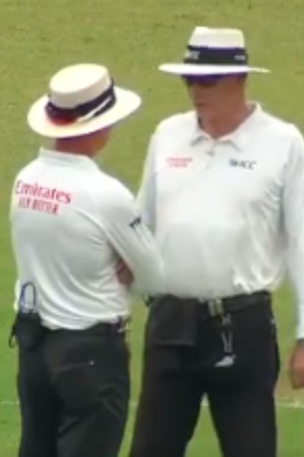 মাঠে থাকা আম্পায়ারেরা সিদ্ধান্ত নিতে পারেননি। তাঁরা তৃতীয় আম্পায়ারের কাছে সিদ্ধান্ত নিতে পাঠান। তৃতীয় আম্পায়ার আহসান রাজা মুশফিকুরকে আউট দেওয়ার সিদ্ধান্ত নেন।