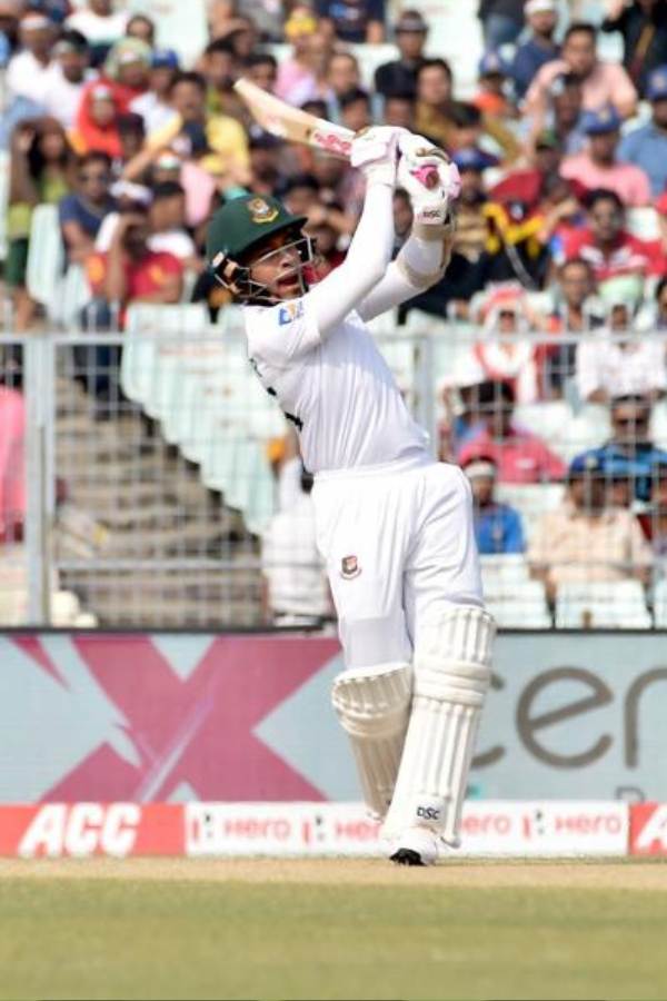 এই আউট হওয়ার আগেও মুশফিকুর একই কায়দায় হাত দিয়ে বল সরিয়ে দেওয়ার চেষ্টা করেছিলেন। সে বার তাঁর হাতে বল লাগেনি। অর্থাৎ হাতের সঙ্গে বলের সংযোগ হয়নি। তাই কিউয়ি ক্রিকেটারেরাও আবেদন করেননি।