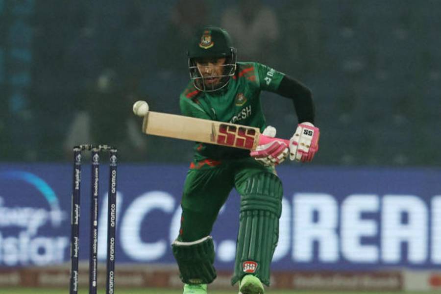 মুশফিকুর ৮৩ বলে ৩৫ রানে আউট হয়েছেন।