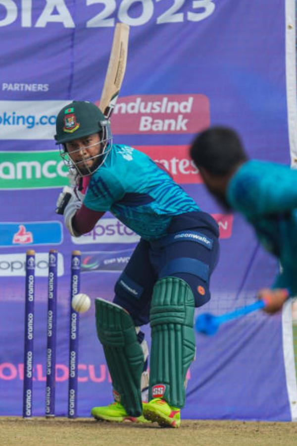 আইনের ৩৭ নম্বর ধারা অনুযায়ী, এই আউট ‘অবস্ট্রাক্টিং দ্য ফিল্ড’-এর আওতায় পড়ে। ৩৭.১.২ আইন অনুযায়ী, বল ডেলিভারি হওয়ার পর যে হাতে ব্যাট ধরা নেই সেই হাত দিয়ে যদি ব্যাটার বলকে আটকানোর চেষ্টা করেন অথবা বল ব্যাটে প্রথম বা দ্বিতীয় বার লাগার পর যদি হাত দিয়ে সরিয়ে দেন, তা হলে তা অবস্ট্রাক্টিং দ্য ফিল্ডের আওতায় পড়ে।