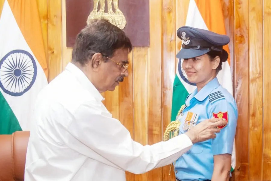 ভারতেও এই নিয়ম চালু রয়েছে স্বাধীনতার আগে থেকে। তবে এই ২০২৩ সালে এসে প্রথম ভারত পেল তাদের প্রথম মহিলা এইড-দ্য-কাঁ।