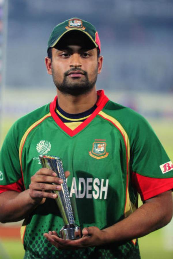 তিনি বলে ওঠেন, “একজন ক্রিকেটার, যে ৮০টারও বেশি ম্যাচ খেলেছে, তার জানা উচিত এ ধরনের কাজ করা যায় না। অনুশীলনে এ রকম কাজ করার অভ্যেস থাকলে তবেই এটা হতে পারে। নেটে ব্যাট করার সময় অনেক ক্ষেত্রেই ব্যাটারেরা বল হাতে ধরে এবং বোলারকে সেটা ফিরিয়ে দেয়। হয়তো অজান্তেই মুশফিকুর সেই কাজ করে ফেলেছে এবং হাত দিয়ে বল ধরে নিয়েছে। কিন্তু সেটা কোনও অজুহাত হতে পারে না।”