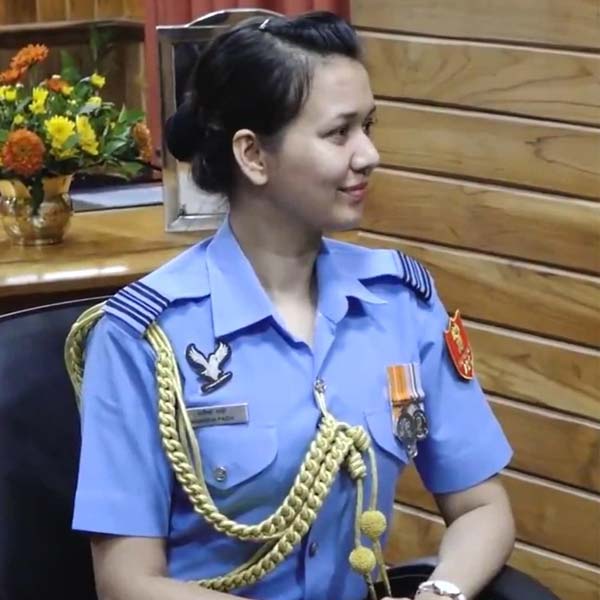 বয়স ২৭ বছর। বাড়ি ভুবনেশ্বরে। মনীষা ভারতীয় বায়ুসেনার ২০১৫ সালের ব্যাচের এক জন স্কোয়াড্রন লিডার। 