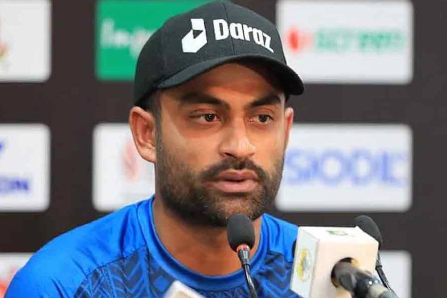 প্রসঙ্গত বাংলাদেশের অপর ক্রিকেটার তামিম ইকবাল এই সিরিজ়ে খেলছেন না। কিন্তু ধারাভাষ্য করছেন তিনি। আর এই ঘটনার পরেই কড়া ভাষায় মুশফিকুরের সমালোচনা করেন তিনি।