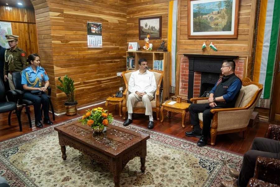 রাষ্ট্রপতির ‘এইড–দ্য-কাঁ’র সংখ্যা পাঁচ জন। এঁদের মধ্যে তিন জনকে নিয়োগ করা হয় সেনাবাহিনী থেকে, এক জন বায়ুসেনা এবং এক জন নৌবাহিনী থেকে। 