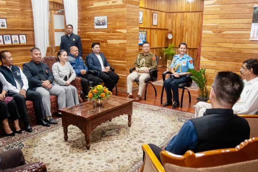 এ ছাড়া রাজ্যপালের দু’জন করে এইড-দ্য-কাঁ থাকে। 