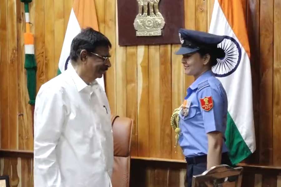 সাধারণ মধ্যবিত্ত পরিবারেই বড় হয়েছেন তিনি। মা ছিলেন গৃহবধূ। বাবা নৌ বাহিনীর কর্তা।