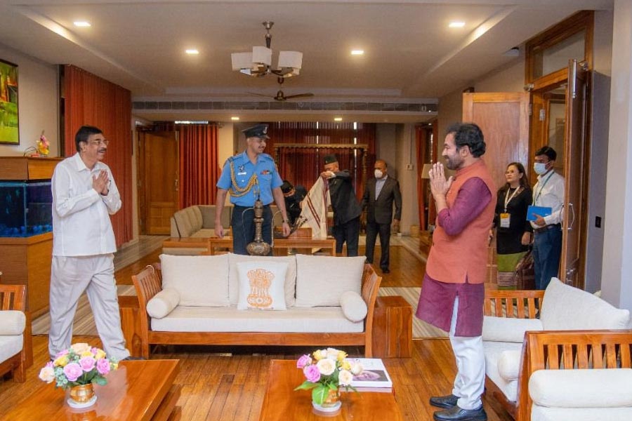 ছোট থেকেই বাবাকে দেখে অনুপ্রাণিত পাঢ়ি পড়াশোনায় মেধাবী ছিলেন বরাবর। বায়ুসেনা বাহিনীতে থাকাকালীনও তিনি বিভিন্ন বিমানঘাঁটিতে কাজ করেছেন। স্কোয়াড্রন লিডার হিসাবে কাজ করেছেন বিদার, পুণে এবং ভাটিন্ডাতে। 