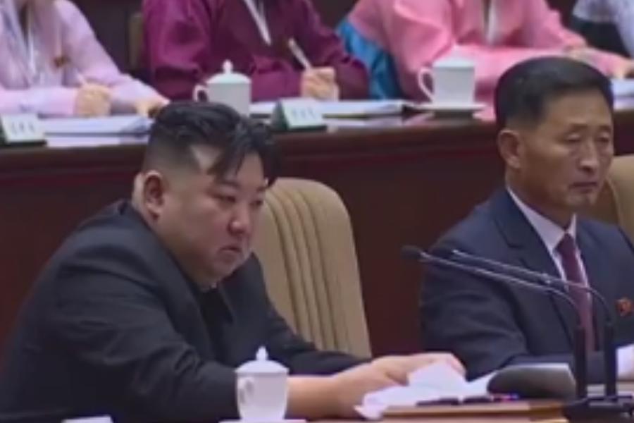 অথচ কী এমন ঘটল যে সেই তিনি কেঁদে ফেললেন। তা’ও আবার সর্বসমক্ষে। সেই ভিডিয়ো নিয়েই এখন তোলপাড় গোটা বিশ্ব। 