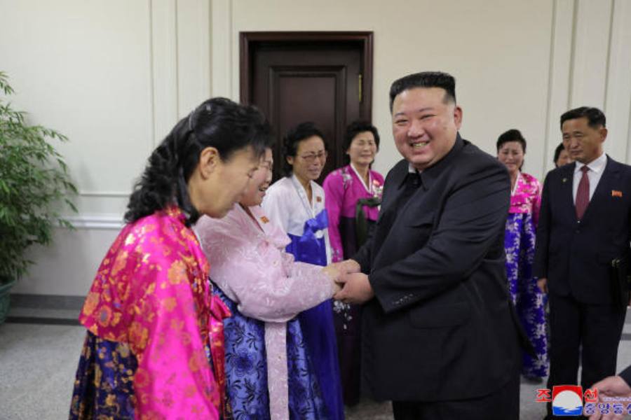 এক ঝলক দেখলে বোঝাই যাবে না, তিনি কত ভয়ানক কাণ্ড ঘটাতে পারেন! গোলগাল চেহারা, টলটলে গালের কিম জং উনের মুখে সবসময় লেগে থাকে শিশুর সারল্য। তবু এই মানুষটার ভয়েই কাঁটা হয়ে থাকেন উত্তর কোরিয়ার মানুষ। 