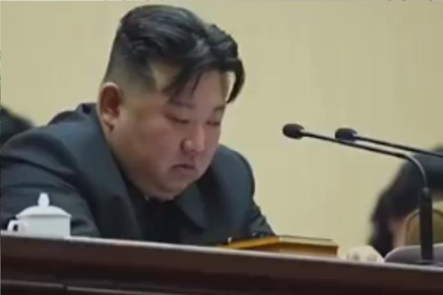 কারণ তাঁরা জানেন, এঁর কোপে পড়লে টিকে থাকা মুশকিল। এঁর শাসনে থাকলে যে কোনও মুহূর্তে জেলে যাওয়া নিশ্চিত। আর এক বার জেলে গেলে ফিরে আসার সম্ভাবনা প্রায় নেই। সমালোচকেরা বলেন, হিটলার, মুসোলিনির মতো এই ভয়ই কিমের দেশশাসনের মন্ত্র। আর সেই কিমের চোখে কিনা জল!