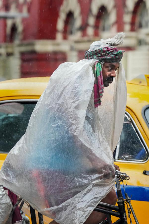 পূর্বাভাস অনুযায়ী দিন দুয়েক ধরেই ঝিরঝিরে বৃষ্টি হচ্ছিল শহর জুড়ে। বুধবার বিকেল থেকেই দমকা ঝোড়ো হাওয়াও চলছিল। সারা রাত ধরেই অল্প-বিস্তর বৃষ্টিতে ভিজেছে কলকাতা-সহ দক্ষিণবঙ্গের একাধিক জেলা। তবে বৃহস্পতিবার সকাল থেকে কলকাতায় বৃষ্টির দাপট বেড়েছে।