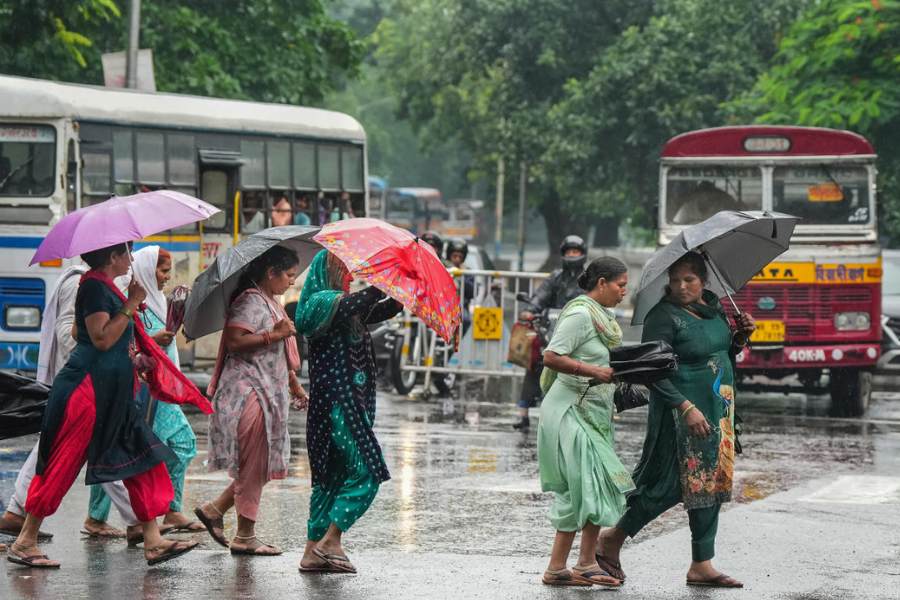 শহরের নানা প্রান্তে সকাল থেকেই আকাশ কালো করে বৃষ্টি চলছে। কোথাও ইতিমধ্যেই জল জমেছে। নাজেহাল অবস্থা নিত্যযাত্রীদের। তবে হাওয়া অফিসের খবরেও মিলছে না স্বস্তির আশ্বাস। যদিও অকালের বৃষ্টির হাত ধরে একধাক্কায় তিন ডিগ্রি তাপমাত্রা কমেছে কলকাতায়।