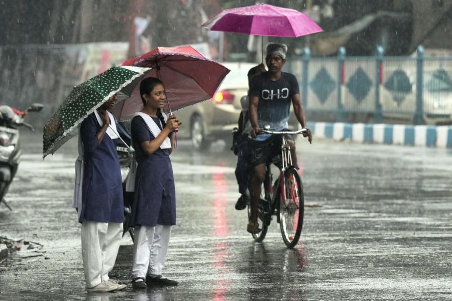 যদিও তার পরেও স্বাভাবিকের চেয়ে তিন ডিগ্রি বেশি রয়েছে তাপমাত্রা। মনে করা হচ্ছে শক্তি হারালেও এখনও নিম্নচাপ হিসাবে মধ্য ভারতে অবস্থান করছে মিগজাউম। মূলত তার জেরেই এই দুর্যোগ বলে মনে করা হচ্ছে।