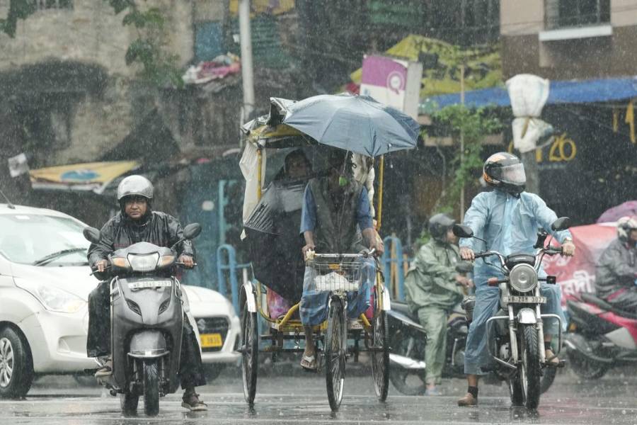 আবহাওয়া দফতরের তরফে বৃহস্পতিবার সকালে জানানা হয়েছে, একনাগাড়ে না হলেও, শুক্রবার পর্যন্ত রাজ্যের দক্ষিণবঙ্গের জেলাগুলির কোনও কোনও অংশে হালকা থেকে মাঝারি বৃষ্টিপাত চলবে।