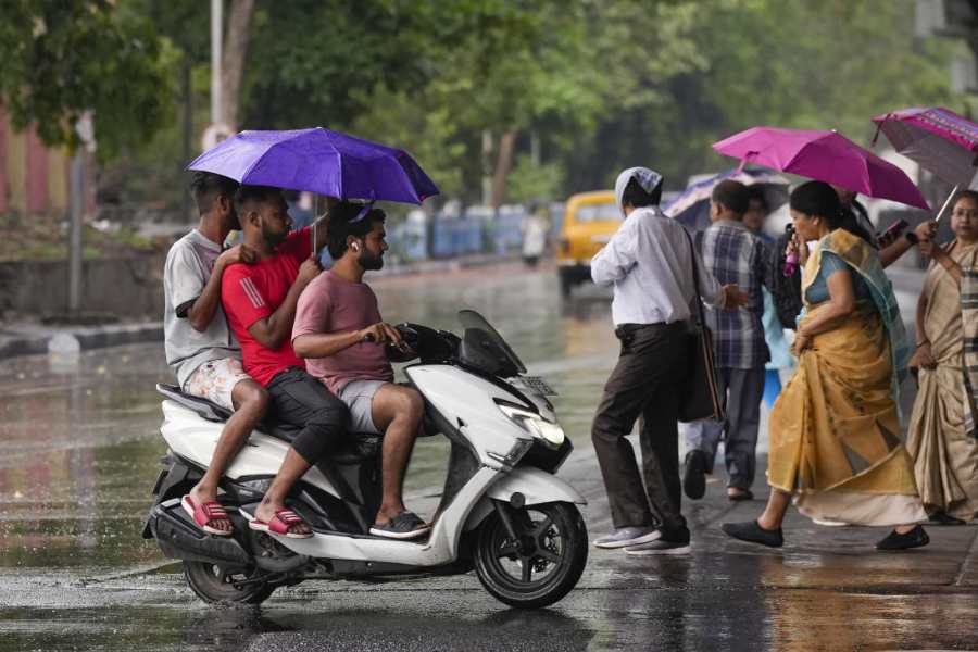 বৃহস্পতিবারও কলকাতার আকাশ মেঘাচ্ছন্ন থাকবে বলে জানিয়েছে হাওয়া অফিস। এ দিন কলকাতার তাপমাত্রা ২০ থেকে ২৪ ডিগ্রি সেলসিয়াসের মধ্যে থাকতে পারে।