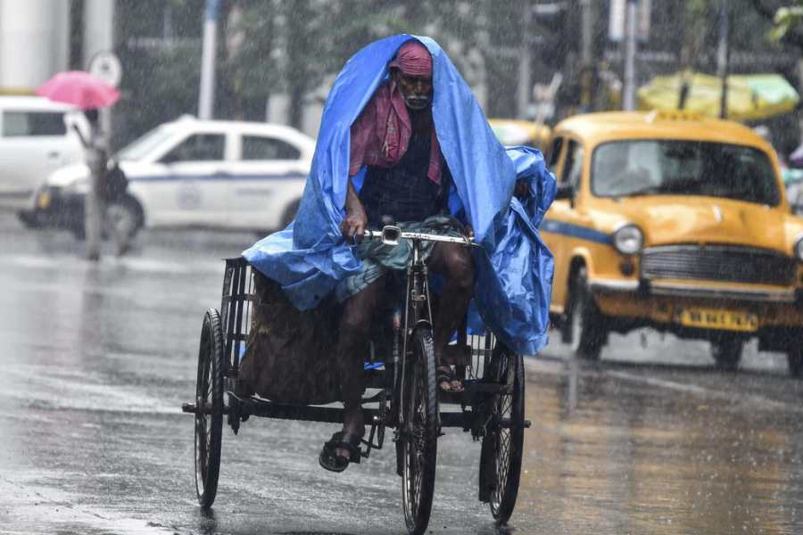  গত কয়েক দিন ধরেই রাজ্যের দক্ষিণের বিভিন্ন জেলার সর্বনিম্ন তাপমাত্রা ঘোরাফেরা করছিল ১৫ ডিগ্রির আশপাশে। রাজধানী কলকাতার তাপমাত্রাও নেমেছিল ১৮ ডিগ্রির নীচে।