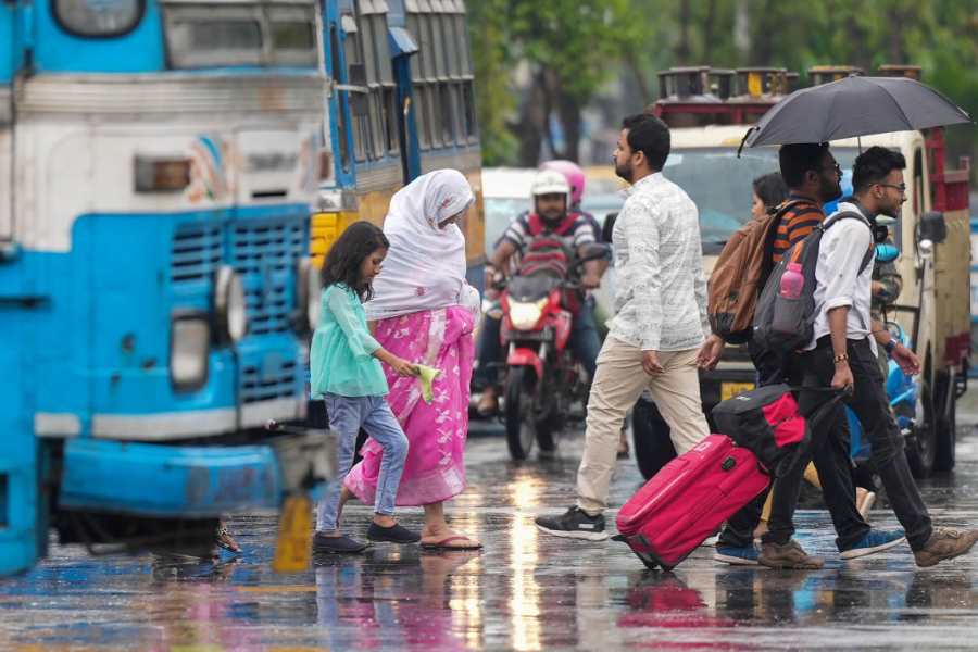 কিন্তু বুধবার সেই তাপমাত্রার পারদ এক ধাক্কায় ঠেলে ওঠে ২২.৪ ডিগ্রি সেলসিয়াসে। যা এই সময়ের স্বাভাবিক তাপমাত্রার থেকে অন্তত ৬ ডিগ্রি বেশি।