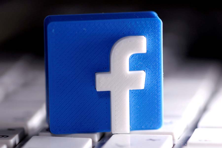 ‘মেটা’র ত্রৈমাসিক প্রতিবেদনে ভারত সম্পর্কে জাল খবর ছড়ানোয় চিন থেকে খোলা এমনই ভুয়ো ফেসবুক আকাউন্ট সম্পর্কে দৃষ্টি আকর্ষণ করে বলা হয়েছে, চিন থেকে পরিচালিত এমন ৪,৭০০টি ভুয়ো ফেসবুক অ্যাকাউন্ট চিহ্নিত করা হয়েছে।