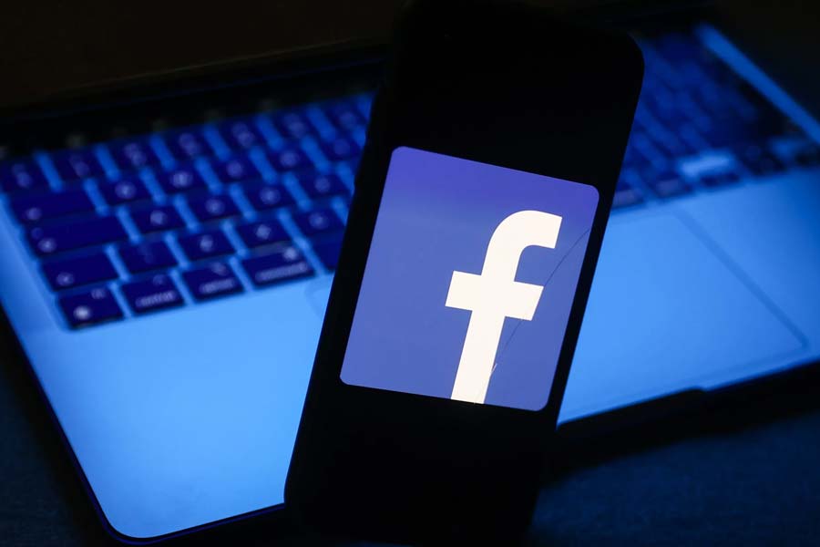 ‘মেটা’ কর্তৃপক্ষ তাঁদের বিবৃতিতে জানিয়েছেন, ‘চিনা অ্যাকাউন্ট’ হিসাবে নয়, ‘ভারত এবং আমেরিকা’র অ্যাকাউন্টের ‘ছদ্মবেশে’ ভারত বিদ্বেষী প্রচার চালানো হত ওই ভুয়ো ফেসবুক অ্যাকাউন্টগুলি থেকে।