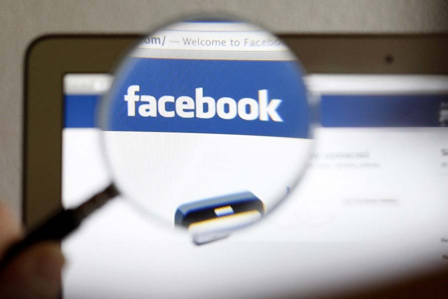 চিনা অ্যাকাউন্টগুলিতে আমেরিকায় ডেমোক্র্যাট এবং রিপালিকান নেতার বিবৃতি নিয়মিত স্থান পাচ্ছে বলে জানিয়েছে ‘মেটা’। ন্যান্সি পেলোসি, গ্রেচেন হুইটমার, রন ডিস্যান্টিস, ম্যাট গেট্‌জ, জিম জর্ডনের মতো ব্যক্তিত্ব রয়েছেন এই তালিকায়।