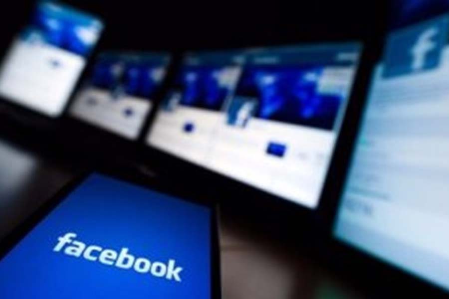 ফেসবুকে মিথ্যা প্রচারের জন্য একটি বড় চিনা নেটওয়ার্কের পাশাপাশি দু’টি ছোট নেটওয়ার্কও চিহ্নিত করেছে ‘মেটা’। তার একটি মূলত ভারত এবং তিব্বত সংক্রান্ত প্রচারকেন্দ্রিক। অন্যটি, মূলত ইউক্রেন যুদ্ধ নিয়ে রাশিয়ার পক্ষে প্রচার চালায়।