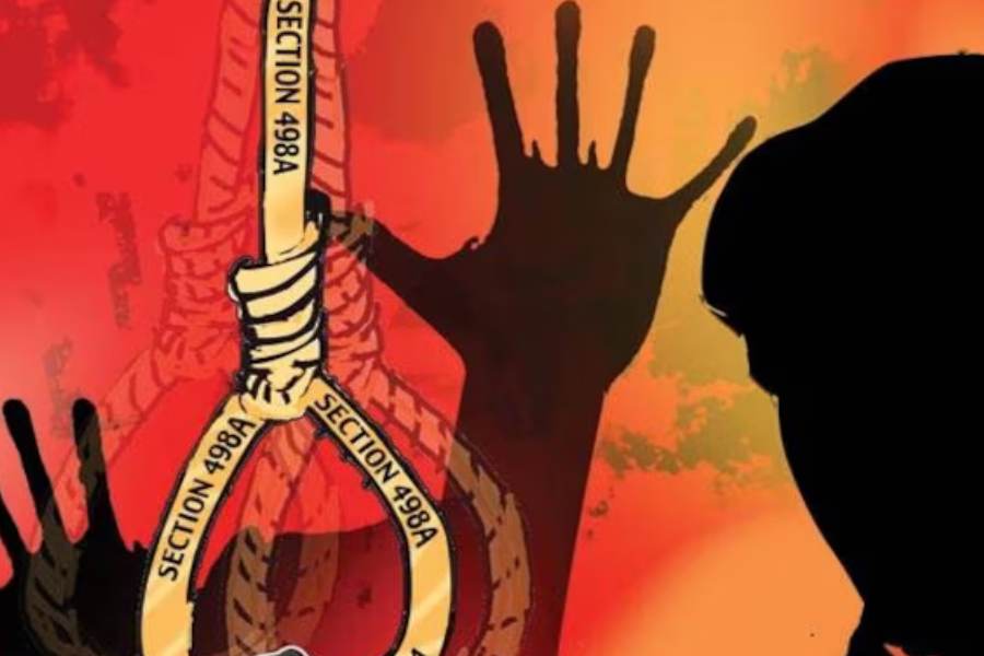 ইতিমধ্যেই এই ঘটনাকে কেন্দ্র করে শোরগোল পড়ে গিয়েছে বামশাসিত রাজ্য কেরলে। তৎপরতার সঙ্গে ঘটনা খতিয়ে দেখতে নির্দেশ দিয়েছেন সে রাজ্যের স্বাস্থ্যমন্ত্রী। প্রাথমিক তদন্তে জানা গিয়েছে, যাঁর সঙ্গে তরুণীর বিয়ে হওয়ার কথা চলছিল, সেই ইএ রুওয়াইজও একই হাসপাতালে তরুণীর সঙ্গেই পাঠরত। প্রসঙ্গত, তিরুঅনন্তপুরম মেডিক্যাল কলেজে সার্জারি বিভাগে স্নাতকোত্তর করছিলেন ২৬ বছরের শাহনা। 