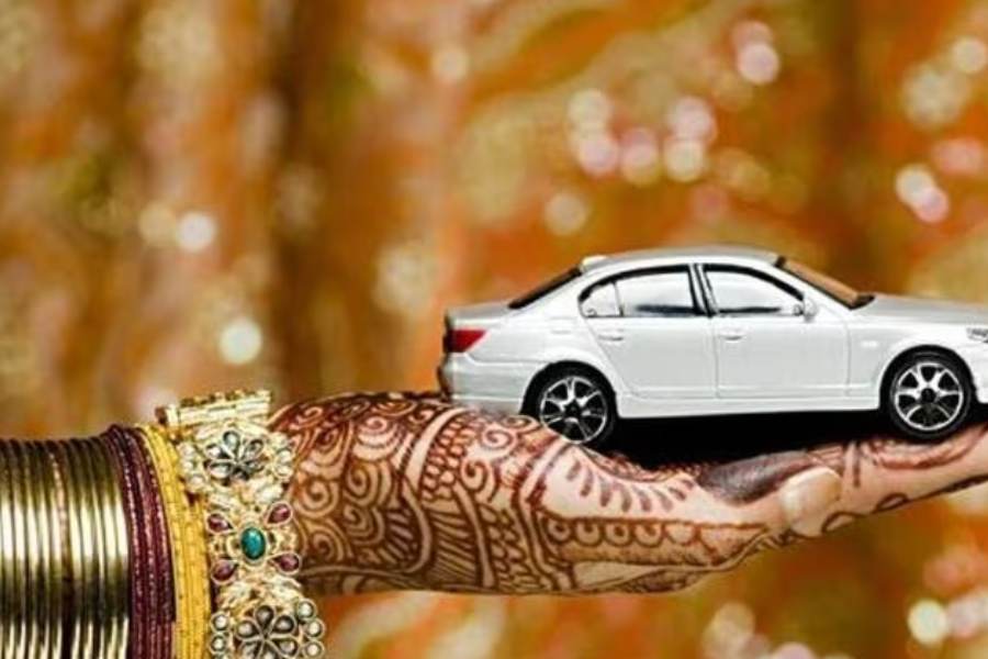 জানা গিয়েছে, শাহনার পিতা পশ্চিম এশিয়ার কোথাও কাজ করতেন। তাঁর সম্প্রতি মৃত্যু হয়েছে। ফলে পরিবারটিতে ইদানীং অর্থকষ্ট শুরু হয়। এই পরিস্থিতিতে কলেজেরই সহপাঠীর সঙ্গে শাহনার বিয়ের কথা চলছিল।