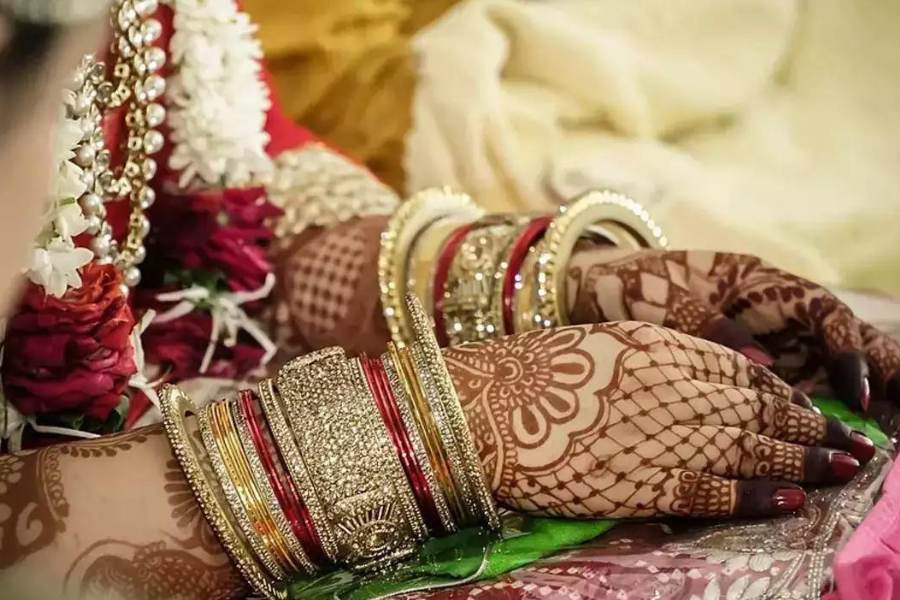 কিন্তু দাবি মতো পণ না পাওয়ায় বিয়ের সম্বন্ধ ভেঙে দেন ছেলের বাড়ির লোকজন। সেই আঘাত সহ্য করতে পারেননি তরুণী।  