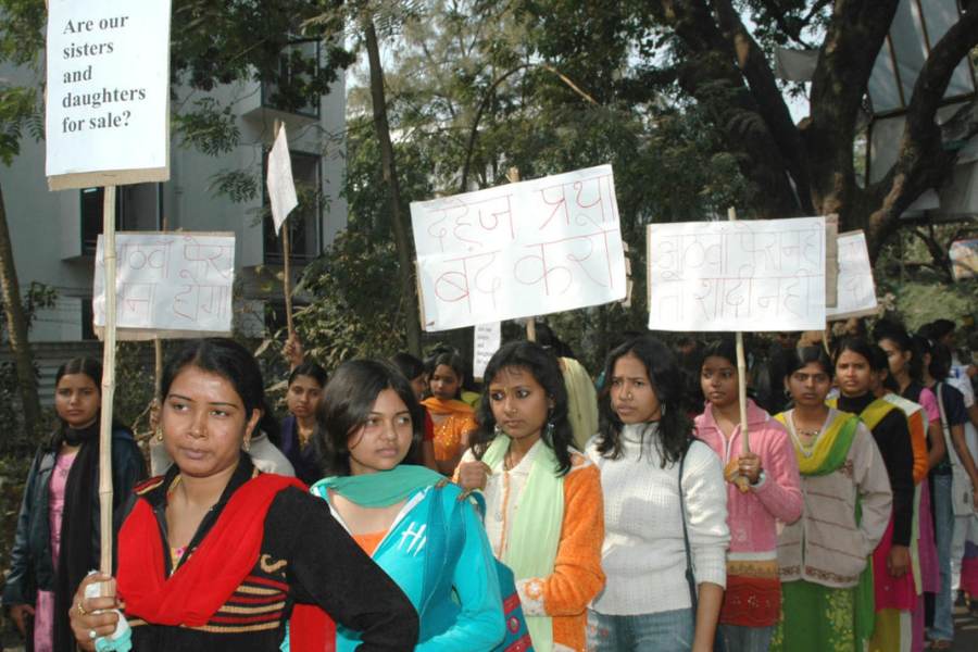 পুলিশ সূত্রে খবর, শাহনা ক্লাসে না আসায় তাঁর খোঁজ শুরু হয়। অনেক খোঁজাখুজির পর দেখা যায়, নিজের ঘরে পড়ে রয়েছেন শাহনা। পরীক্ষা করে দেখা যায়, দেহে প্রাণ নেই। রোগীকে অজ্ঞান করার ওষুধ বেশিমাত্রায় খেয়েছিলেন শাহনা। 