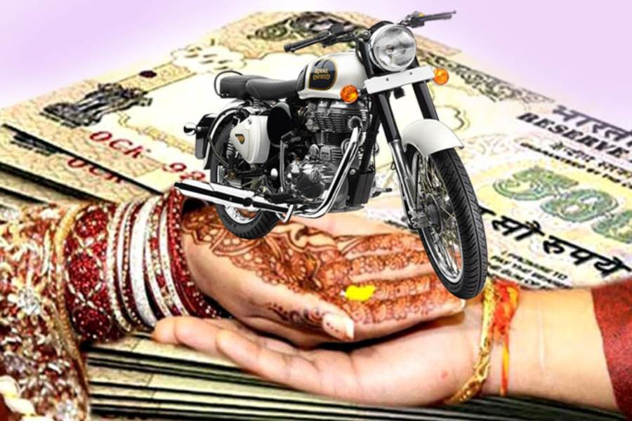 তার পর আর তাঁর ঘুম ভাঙেনি। দেহের পাশ থেকে একটি চিঠিও পাওয়া গিয়েছে। মনে করা হচ্ছে, এই চিঠি লিখেই ওষুধ খান শাহনা। তাতে পণ নিয়ে গোলমালের উল্লেখ ছিল।