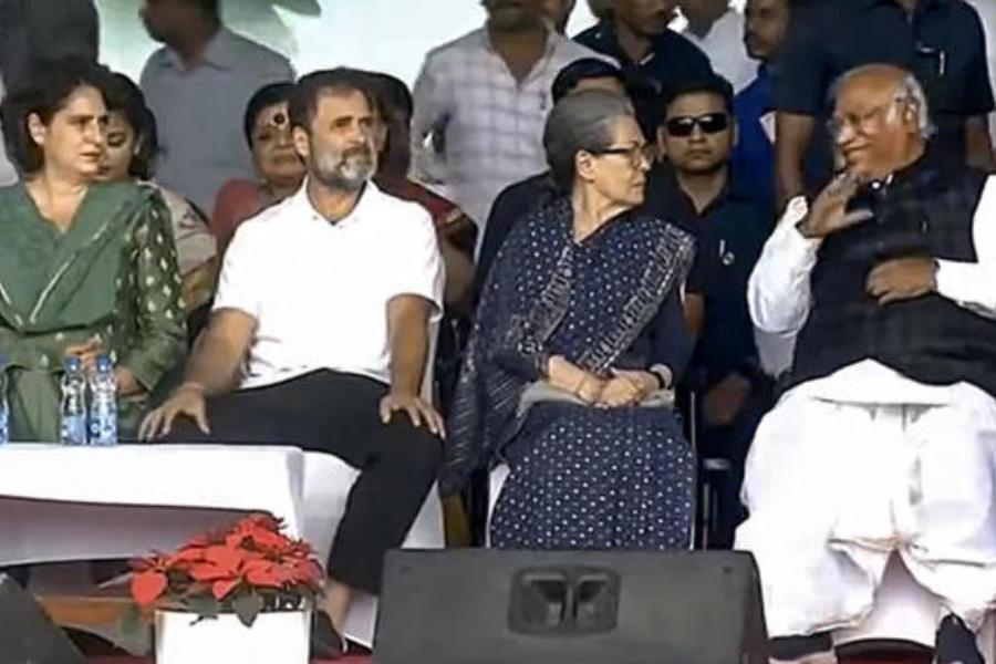 কংগ্রেস সূত্রে জানা গিয়েছে, বৃহস্পতিবার রেবন্তের শপথে থাকবেন সনিয়া গান্ধী, রাহুল গান্ধী, প্রিয়ঙ্কা গান্ধী এবং দলের সর্বভারতীয় সভাপতি মল্লিকার্জুন খড়্গে। উপস্থিত থাকবেন বিরোধী জোট ‘ইন্ডিয়া’র ২৮টি দলের প্রতিনিধিও।