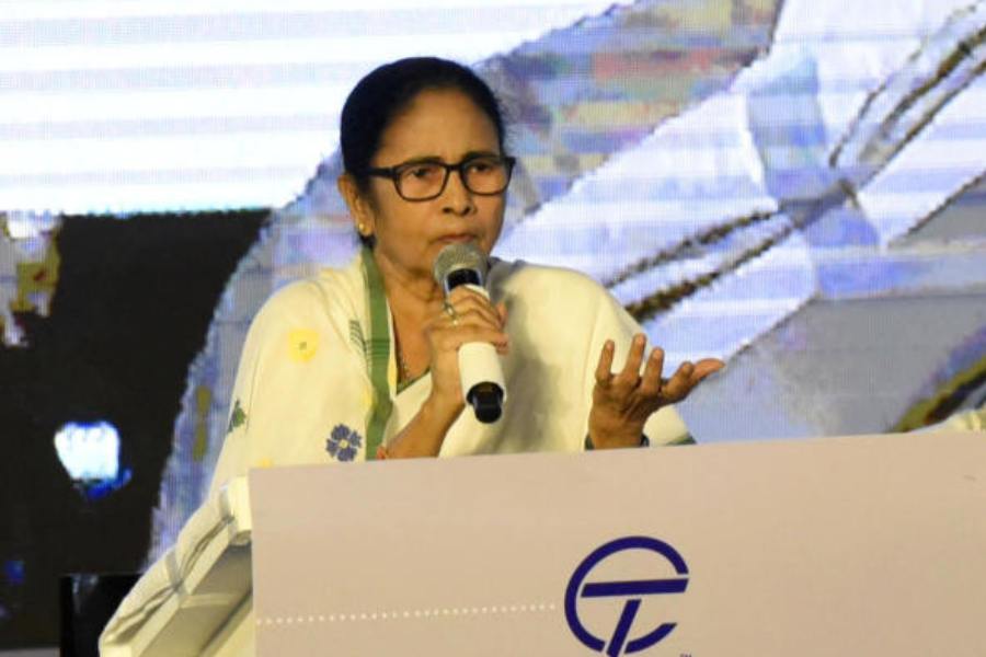 কংগ্রেস সূত্রে জানা গিয়েছে, শপথগ্রহণ অনুষ্ঠানে ‘ইন্ডিয়া’র সব শরিকের উপস্থিতি নিশ্চিত করতে নিজেই উদ্যোগী হন রেবন্ত। তিনি একে একে সব নেতাকে ফোন করে ব্যক্তিগত ভাবে শপথগ্রহণ অনুষ্ঠানে আসার আমন্ত্রণ জানান। ওই সূত্রেরই খবর, পশ্চিমবঙ্গের মুখ্যমন্ত্রীকেও নিজে ফোন করে আমন্ত্রণ জানান রেবন্ত। 