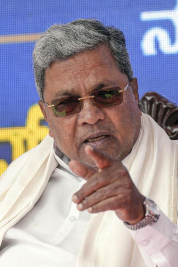 তেলঙ্গানার নির্বাচনে প্রচার করা এবং প্রচারকৌশল তৈরি করায় বড় ভূমিকা নিয়েছিলেন কর্নাটকের মুখ্যমন্ত্রী সিদ্দারামাইয়া। বৃহস্পতিবার রেবন্তের শপথ অনুষ্ঠানে থাকছেন তিনি। 