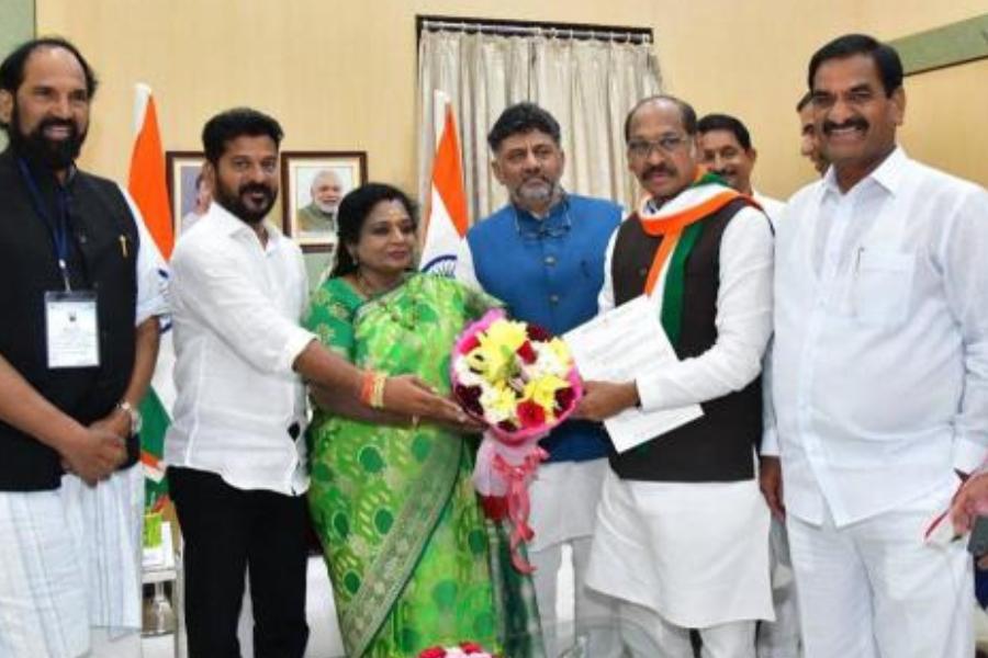 থাকছেন কর্নাটকের উপমুখ্যমন্ত্রী ডিকে শিবকুমার। শিবকুমার তেলঙ্গানায় কংগ্রেসের নীতিনির্ধারক গোষ্ঠী এআইসিসির অন্যতম পর্যবেক্ষকও বটে।