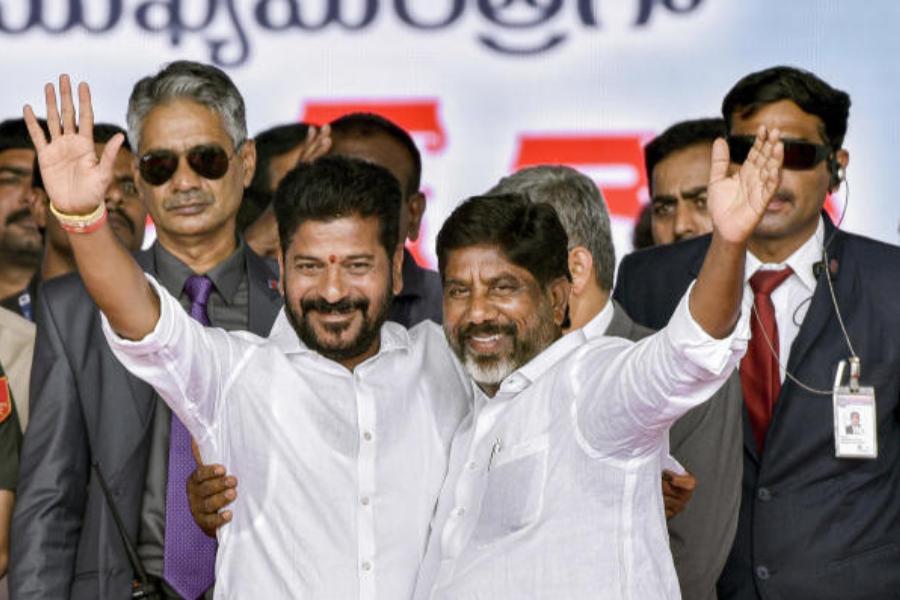 তেলঙ্গানা প্রশাসন সূত্রে খবর, হায়দরাবাদের এলবি স্টেডিয়ামে দুপুর ১টা ৪ মিনিটে শপথ নেবেন রেবন্ত। কিছু সংবাদমাধ্যমের প্রতিবেদন অনুসারে, উপমুখ্যমন্ত্রী হিসাবে শপথ নিতে পারেন বিধায়ক মাল্লু ভাট্টি বিক্রমার্ক। 