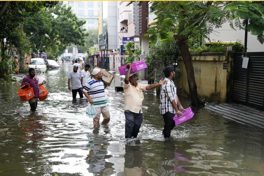 প্রশাসনের তরফে তৎপরতা দেখা গিয়েছে পরিস্থিতি সামাল দিতে। কিন্তু উদ্ধারকারীদের বক্তব্যে জানা যাচ্ছে, শহরের সব এলাকায় এখনও পৌঁছায়নি সাহায্য।  এই অবস্থায় ক্ষোভ উঁকি দিয়েছে বহু বাসিন্দাদের মধ্যেই।  