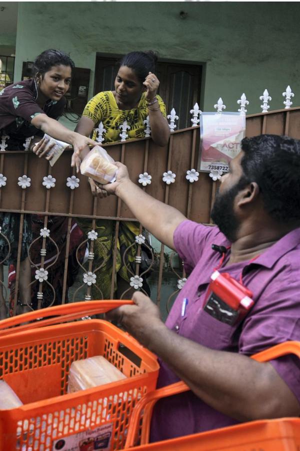 বহু এলাকায় ত্রাণ পৌঁছচ্ছে না বলে অভিযোগ উঠছে। সঙ্গে বাড়ছে ক্ষোভ। বাসিন্দাদের অনেকেরই দাবি, গত তিন দিন ধরে ঘরবন্দি।