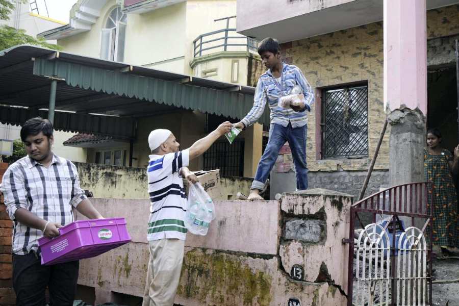 শহরে বিদ্যুৎ নেই। নিত্য প্রয়োজনীয় জিনিসের সঙ্কট শুরু হয়েছে। সেই সমস্যাকে আরও বাড়িয়েছে পানীয় জলের সমস্যা।
